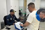 Imagen de Expulsan a extranjero que simulaba ser sacerdote y generaba caos en las vías