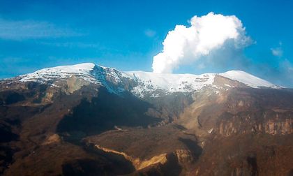Nueva columna de humo en el Nevado del Ruiz