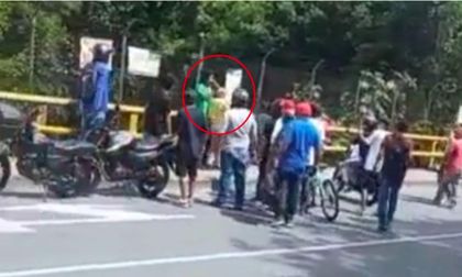 Imagen de Pistola usada contra asesino de mujer tomada como rehén era legal; implicado se entregó