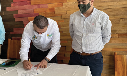 Imagen de Alcaldía de Marinilla y la CCOA firman convenio para la reactivación comercial