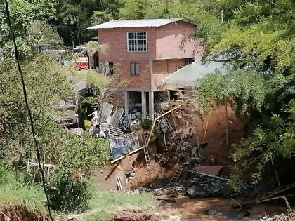 Imagen de Negocios derrumbados y carretera en riesgo de colapso: panorama de la vía Marinilla-El Peñol