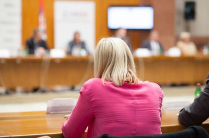 Más mujeres en los parlamentos, menos corrupción