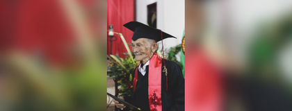 Imagen de Berto Antonio, el adulto mayor de 78 años que se graduó de bachiller en San Francisco