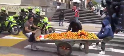 Imagen de  Vendedor ambulante en Pasto evitó que funcionarios encapuchados le quitaran la carreta