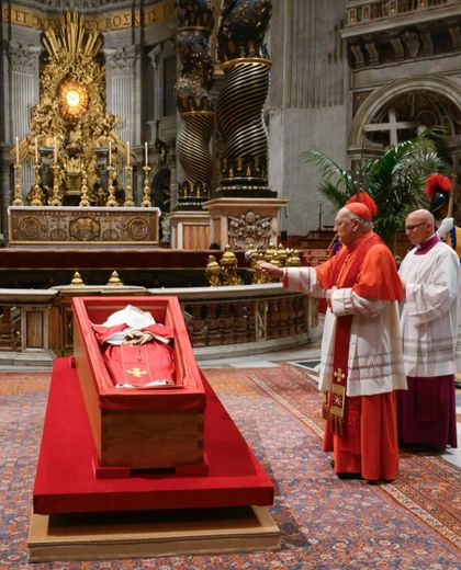 Imagen de  Francisco será sepultado con sus zapatos usados y en un féretro que lleva su escudo