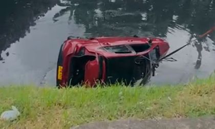 Un carro cayó dentro de un canal de aguas en Cali y dejó una persona herida