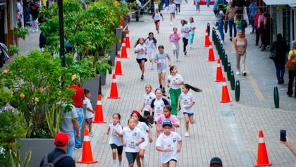 Imagen de Más de 1.000 niños participaron en la 2ª Carrera Atlética Escolar por el Bienestar de la Infancia en Rionegro