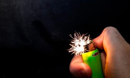 Niño de 13 años resultó quemado en cara y mano con una petaca