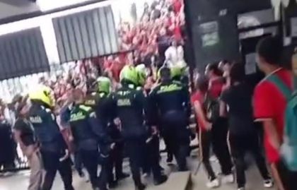Imagen de  Policía evacuó a un docente de un colegio de Medellín en medio de plantón estudiantil por supuesto acoso
