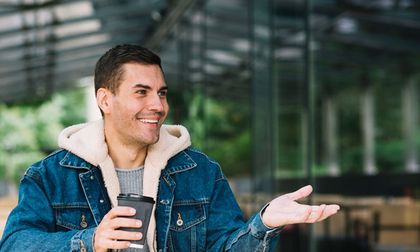 ¿Es normal hablar solo en voz alta? Lo que dice la psicología sobre el diálogo interno y los gestos