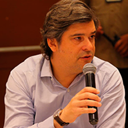 Gabriel Velasco, de frente por la derecha - Graffiti