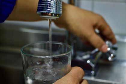 El programa Mínimo Vital de Agua benefició a más de 1 400 familias cejeñas cada mes en 2024