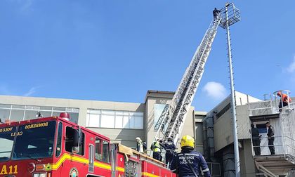 Alarma en el aeropuerto Alfonso Bonilla Aragón por hombre que subió a una torre de 15 metros