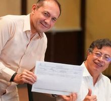 Petro firmó iniciativa para convocar Asamblea Nacional Constituyente en Colombia