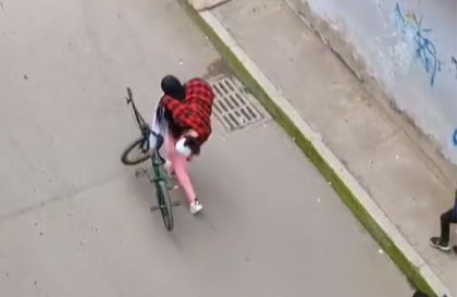 Imagen de Video viral de mujer cargando a “su novio borracho” fue una actuación más para redes