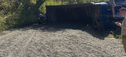 Imagen de Vía Marinilla–El Peñol está cerrada por volcamiento de un tractocamión en sector La Cabaña