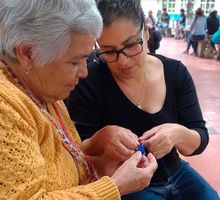 Día Mundial de Tejer en Público: una celebración que une hilos, historias y bienestar