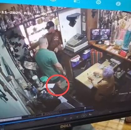 Imagen de  En video: durante robo de almacén religioso en Medellín, ladrones hicieron desnudar a un trabajador para hurtar su ropa y tenis