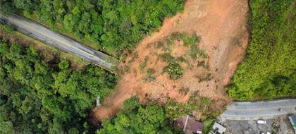 Imagen de  Invías inició labores para la reapertura de la autopista Medellín-Bogotá en San Luis: dependen del clima y estabilidad del talud