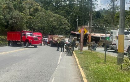 Imagen de  Transportadores protestan en Caldas y Amagá por costo de peajes y supuestas precarias condiciones de las vías al Eje Cafetero  