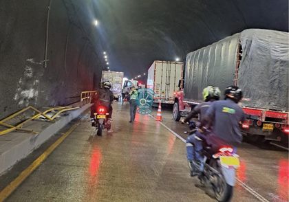 Imagen de Ocurrieron dos choques en la vía Medellín-Bogotá, dentro del túnel: hay derrame de aceite