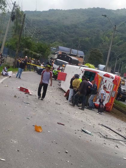 Imagen de  Por volcamiento de bus en la autopista, 11 personas fueron trasladadas a un centro asistencial
