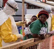 Tratamiento contra el ébola: RD Congo inicia un ensayo clínico en medio del aumento de casos