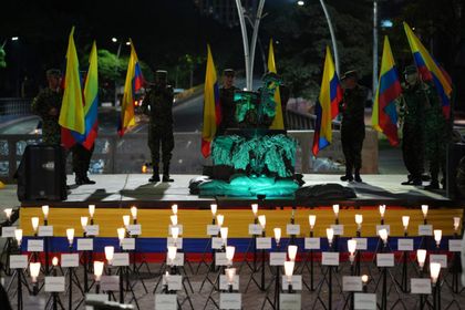 Imagen de Colombia rinde homenaje en varias ciudades a las víctimas del accidente de avión militar Hércules