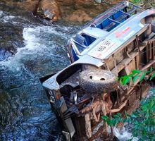Vehículo cayó de un puente en Cali y dejó un muerto y cuatro heridos