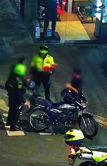 Imagen de  Capturaron en Medellín a dos hombres que se hacían pasar por vendedores de flores para robar