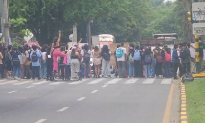 Segundo día de paro en Univalle: estudiantes mantienen protesta tras feminicidio en Palmira