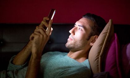 Tu celular puede estar saboteando tu descanso sin que lo notes, descubre porqué