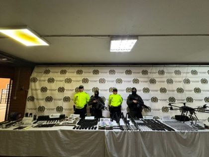 Imagen de  Policía y FBI allanaron bodega en Medellín de la red que vende armas a las disidencias Farc y al Clan del Golfo
