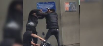 Imagen de  Un hombre se enfrentó a dos fleteros armados en el sur de Medellín bajo la lluvia, la policía los capturó