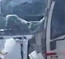 Camión a toda velocidad embistió a una ambulancia y aplastó dos motocicletas, dos mujeres perdieron la vida