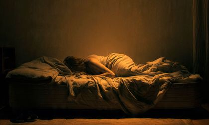 Cuando la cama se hunde: la inquietante sensación de que alguien se sienta contigo