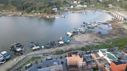 Imagen de  En Guatapé, aunque preocupados por nivel del embalse, motivan a turistas para que sigan llegando