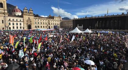 Imagen de  Miles de colombianos defienden en las calles el salario mínimo «vital» impulsado por el Gobierno Petro