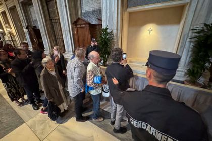 Imagen de  La tumba de Francisco en Roma sigue atrayendo a sus devotos un año después de su muerte