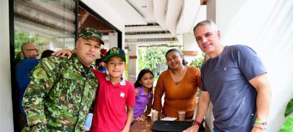 Imagen de  Gobernador de Antioquia sorprende a soldados y policías con reencuentros familiares en temporada decembrina