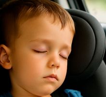 El misterio del niño que nunca tiene sueño… hasta que se sube al carro