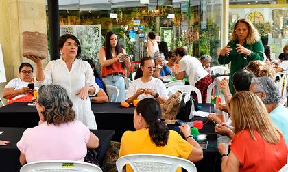 Tejer en comunidad: Cali celebró el Día Mundial del Tejido en Público