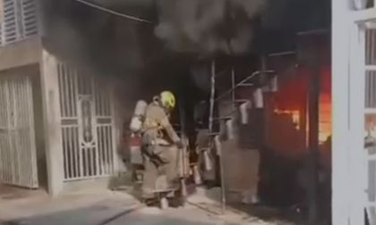 Bomberos rescataron a dos personas atrapadas durante incendio estructural en Cali