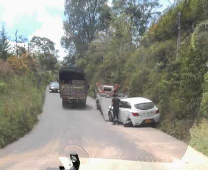 Imagen de  Volqueta con posibles fallas en los frenos impactó a otro vehículo en vía rural de Rionegro