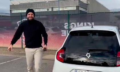 Piqué fue captado montando un Twingo y generó todo tipo de comentarios