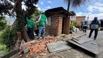 Imagen de Autoridades desmontaron casetas ilegales usadas para parqueo, ventas y fiestas clandestinas en Medellín