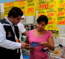 Consumidores se quejan por cobros y garantías