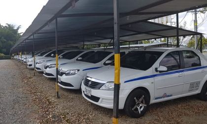 El dilema de 400 conductores de taxis raya azul que dependen del Aeropuerto JMC