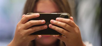 Imagen de  El uso del móvil antes de los 13 años compromete la salud mental