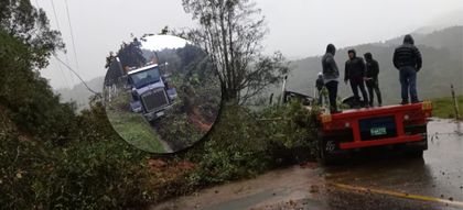 Imagen de ¡Impresionante! Vehículo de carga pesada casi termina tapado por derrumbe en la autopista; la vía permanece cerrada